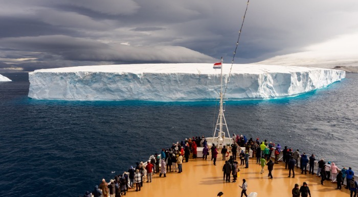 Pogled na ledene goro med plovbo po Antarktiki