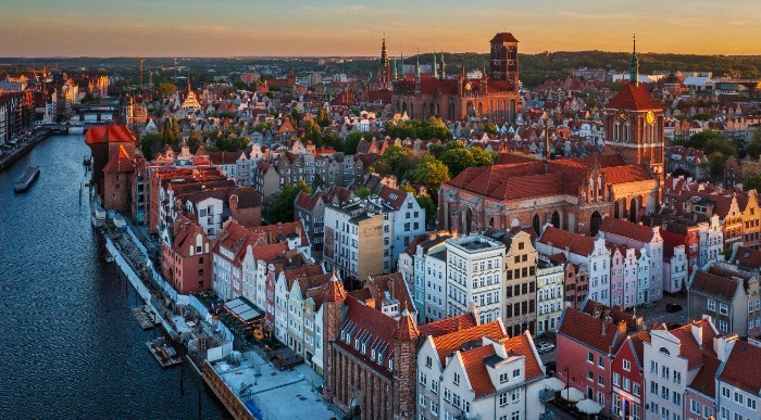 Z jutranjim soncem obsijane zgodovinske zgradbe mesta Gdansk. 