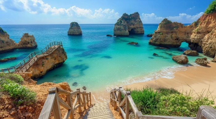 Lesena pot vodi do rajske peščene plaže z kristalno čistim morjem. 