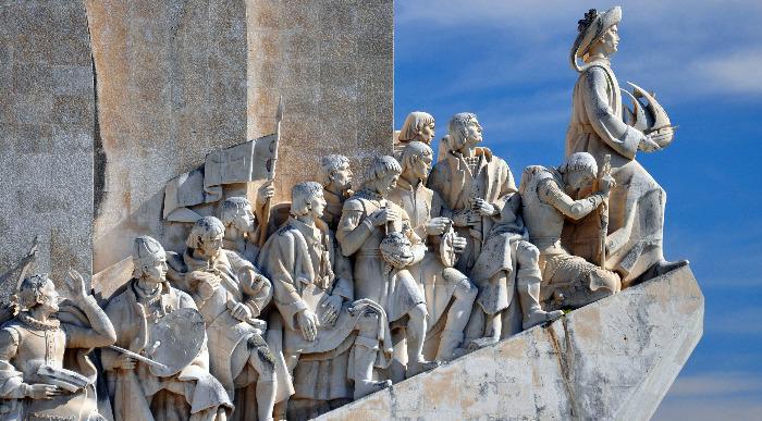 Kiparska upodobitev raziskovalcev v Lizboni. 