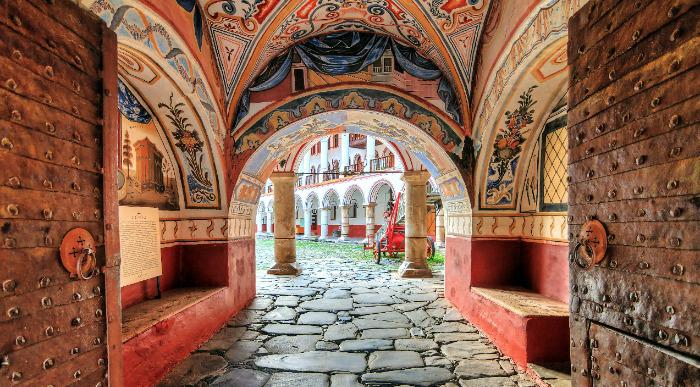 Očarljiv in barvit portal vodi v Rilski samostan v Bolgariji.