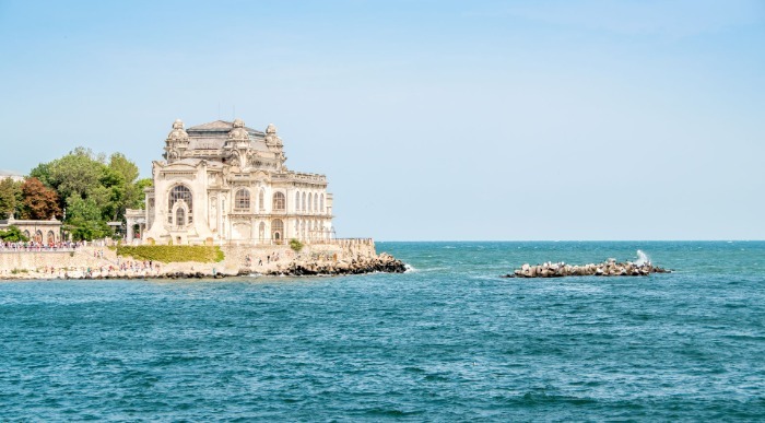 Na obali Konstance ob razburkanem morju stoji nekdanji kazino.