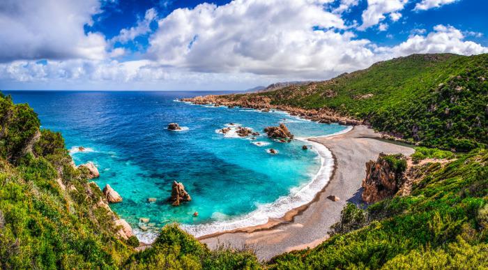 Čudovita turkizna barva morja na obali Sardinije. 