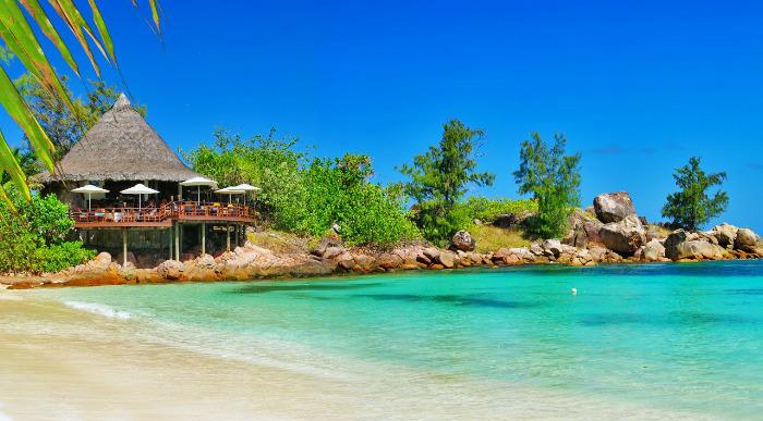 Majhen zaliv s peščeno plažo in čudovito turkizno vodo. 