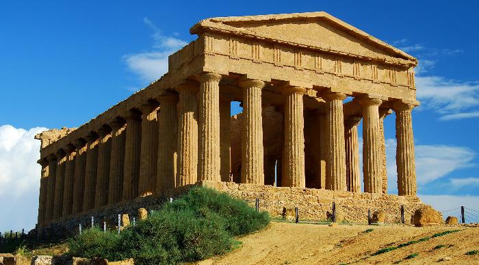 Zgodovinski grški tempelj Concordia na Siciliji z odlično ohranjenimi dorskimi stebri