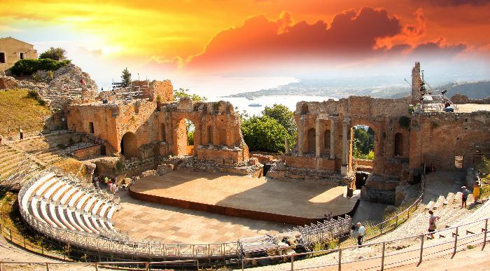 Antični teater v Taormini s slikovitim razgledom.   