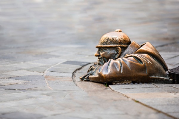 Slovaška- Bratislava - kip Čumil - net