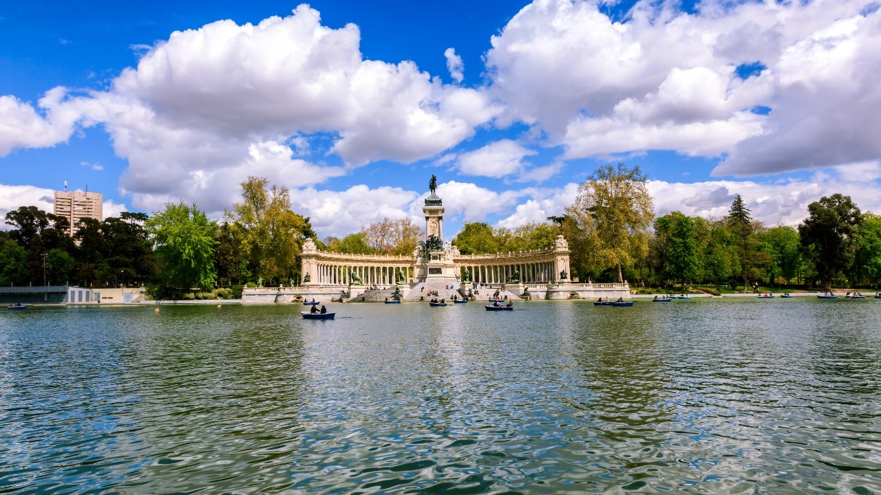 Oaza miru v središču mesta ponuja sprostitev in zeleno okolje za prebivalce Madrida.