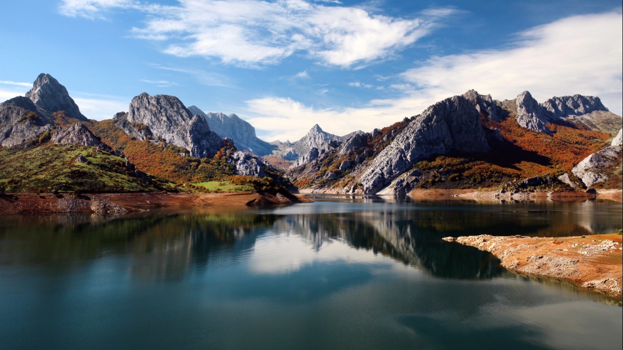 Gorska veriga v severni Španiji, znana po strmih vrhovih in čudovitih razgledih.