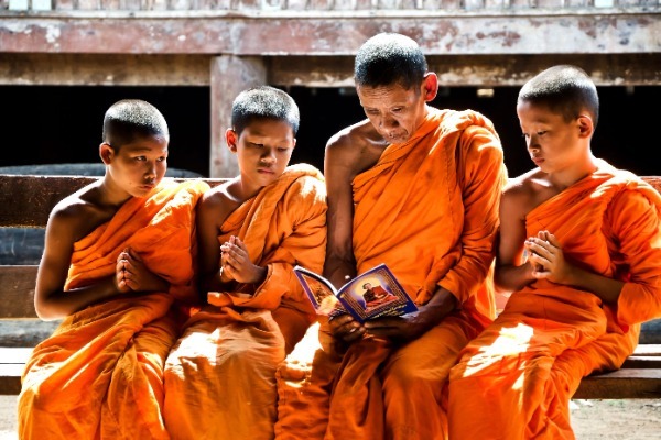 Menihi v tradicionalnih oblačilih.