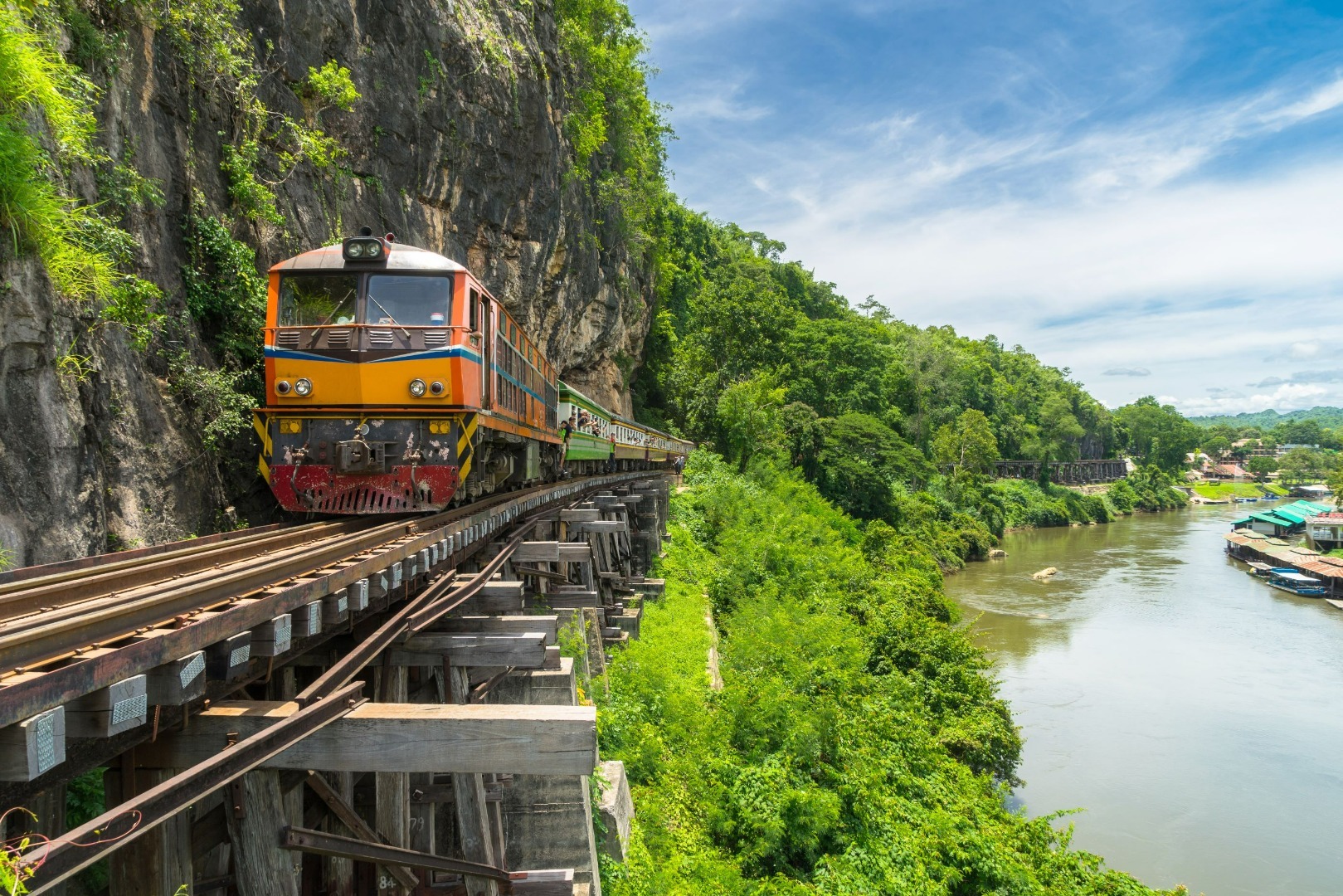 Vlak ob reki Kwai na Tajskem.