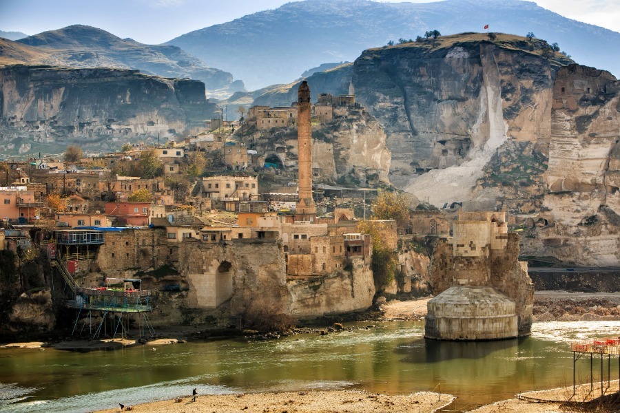 Veličastno mesto Hasankeyf nad reko Tigris.