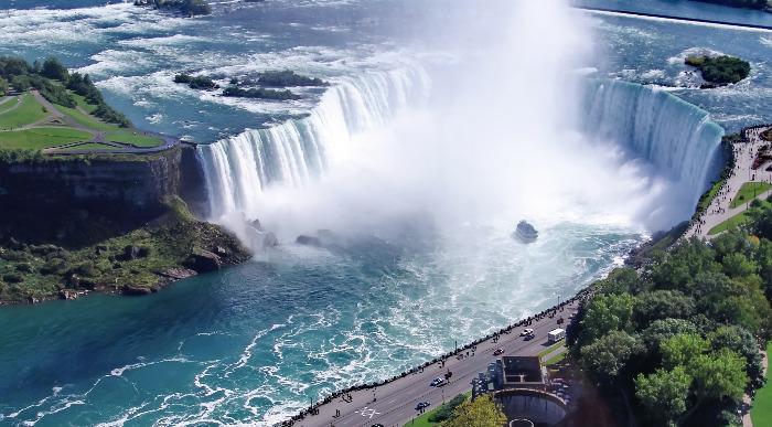 Ogromne bele meglice ob veličastnih Niagarskih slapovih. 