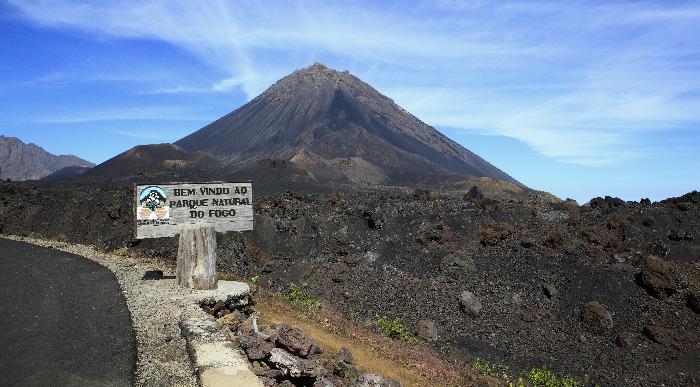 Leseni znak prikazuje prihod na območje vulkana Fogo. 