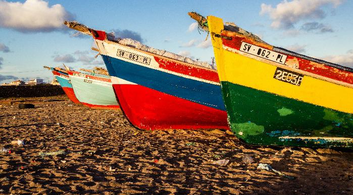 Živopisani ribiški čolni mirno ležijo na obali Zelenortskih otokov