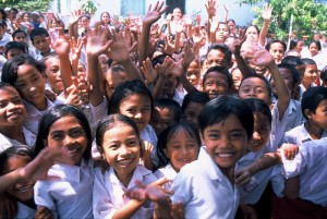 otroci2 300x201 - Sulawesi na robu sveta - II. del
