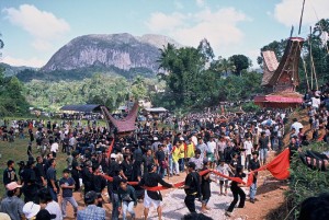 pogreb1 300x201 - Sulawesi na robu sveta - I. del