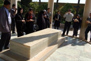 iran hafis 4 300x200 - Iranski vtisi - Čarovnija ob grobnici