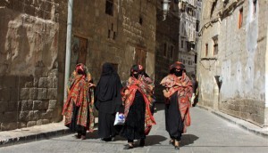 Jemen-Zenske v stari Sani odete v znacilne rdece modre zadorje