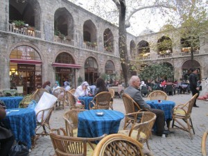 Popoldne je vse teklo normalno - čajnica v svileni tržnici v Bursi.