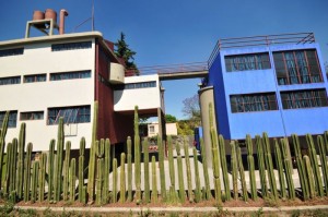 Leta 1930 sta se Frida in Diego preselila v belo Diegovo in modro Fridino hišo. Most med njima ju je ločeval in zbliževal.