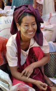 Myanmar Pindaya 187x300 - Januarsko – februarska pravljica v deželi nasmejanih ljudi