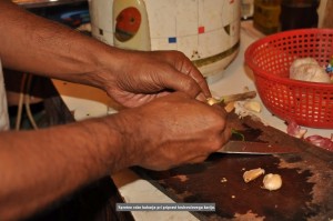 SRILANKA-Spretne roke kuharja pri pripravi kruhovcevega karija