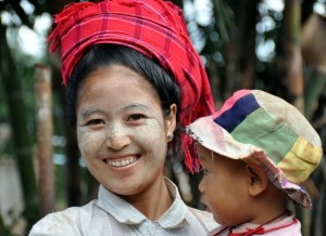 Burma2 300x218 - Med sončnimi vzhodi in zahodi nasmejani v burmanski vsakdan