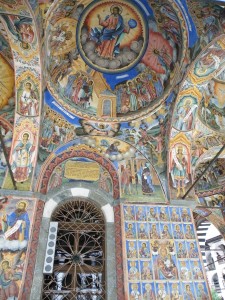 Poslikave na stenah pripovedujejo o Kristusovem življenju in zgodbe iz Svetega pisma