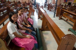 Manila - Srečanje v katedrali. Manila-Srečanje v katedrali