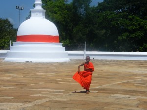 Anuradhapura, mini stupa in menih