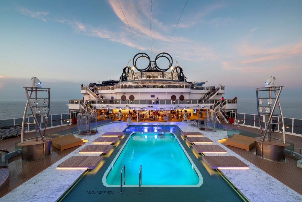 MSC Seaview – med nebom in valovi